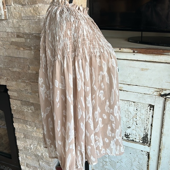 blu pepper tan and white brush stroke print split neck line sheer button up top - Picture 8 of 16